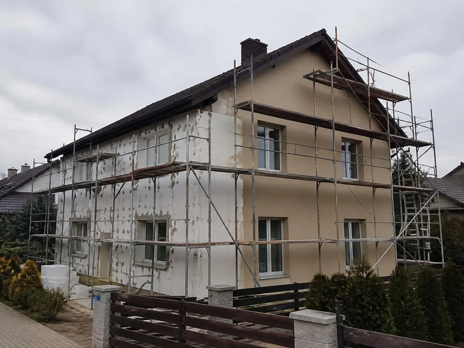 Rodinný dom v lešení počas zatepľovania obvodových stien